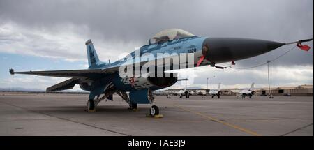 Eine F-16 Fighting Falcon Fighter jet bis zur 64Th Aggressor Squadron Viper Aircraft Maintenance Unit sitzt auf der flightline an der Nellis Air Force Base, Nev, 21. Mai 2019. "Ich habe diesen Job lieben, und ich liebe das, was wir an der Nellis Air Force Base, also ich möchte jede Gelegenheit über unsere feinen Männer und Frauen, die großartige Arbeit für ihre Nation zu bieten", sagte Brig. Gen. Robert Novotny, 57 Wing Commander. "Social Media gibt mir die Möglichkeit, direkt mit den Leuten, die haben eine ähnliche Leidenschaft für militärische Luftfahrt zu verbinden." Stockfoto