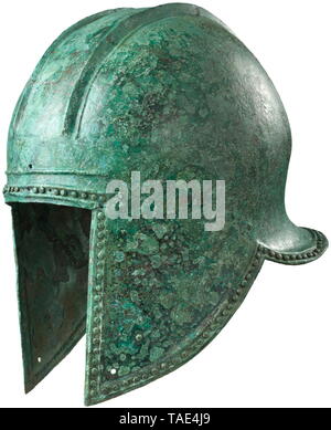 Eine illyrische Helm der mittlere Form (Typ II), Ende 7. bis Mitte 6. Jahrhundert v. Chr. Bronze Helm mit geraden Gesicht Cut-out, die integral Backe - stücke gerade nach unten auf der Rückseite in einer eleganten Kurve und abschließende zu spitzen Seite Cut-outs, die Neigung zu einem Abfackeln horizontale neckguard. Die gesamte untere Kante der Helm dekoriert mit einer dichten Reihe von 4,5 mm Bolzen zwischen eine doppelte Rippe in repoussé eingestellt. Über die antike Welt Additional-Rights - Clearance-Info - Not-Available Stockfoto