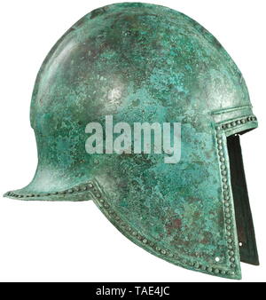 Eine illyrische Helm der mittlere Form (Typ II), Ende 7. bis Mitte 6. Jahrhundert v. Chr. Bronze Helm mit geraden Gesicht Cut-out, die integral Backe - stücke gerade nach unten auf der Rückseite in einer eleganten Kurve und abschließende zu spitzen Seite Cut-outs, die Neigung zu einem Abfackeln horizontale neckguard. Die gesamte untere Kante der Helm dekoriert mit einer dichten Reihe von 4,5 mm Bolzen zwischen eine doppelte Rippe in repoussé eingestellt. Über die antike Welt Additional-Rights - Clearance-Info - Not-Available Stockfoto