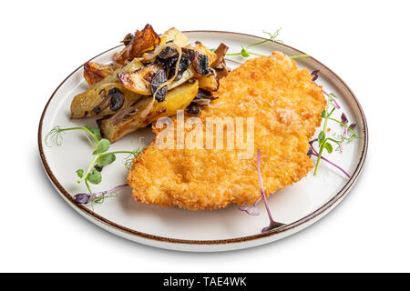 Lecker Schnitzel in Panade mit gebratenen Kartoffeln, Zwiebeln und Pilze Stockfoto