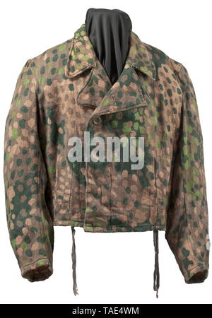 Eine Tarnung Feld Tunika M44 Die spezielle Kleidung für SS Panzer Formationen depot Stück Bohren Tuch, eine Seite in Erbse pattern Camouflage mit Feld eingeprägt - grau lackiertem Blech Tasten, im Schnitt der schwarze Tunika, gerade fallen fliegen und einem Stück zurück, allerdings ohne Gürtel tragen, Haken und verstellbare Hülse Verschlüsse. Ungefüttert, die Innenverstärkungen und Pocket von base Tuch. Eine sehr seltene Tunika. historischen, historische, 20. Jahrhundert, 1930S, 1940s, Waffen-SS, bewaffneten Division der SS, bewaffneten Service, Streitkräfte, NS, Nationalsozialismus, Nationalsozialismus, Drittes Reich, G, Editorial-Use - Nur Stockfoto