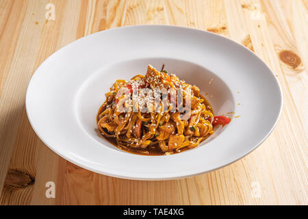 Udon Nudeln mit Kalbfleisch, Gurken, Kohl und Paprika Stockfoto