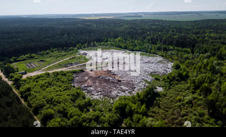 Deponie Ausbau von Unsortierten Ablagerungen in der Mitte des Waldes. Luftaufnahmen mit Drone Stockfoto