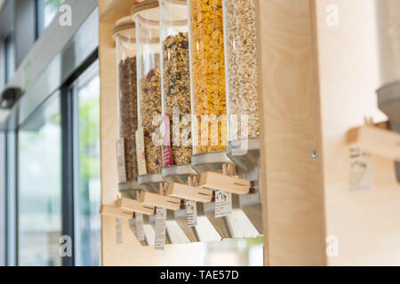 Dispenser für Bulk Einkaufen mit verschiedenen eco Zutaten Förderung null Abfall Lebensstil. Einkaufen ohne Kunststoff. Stockfoto