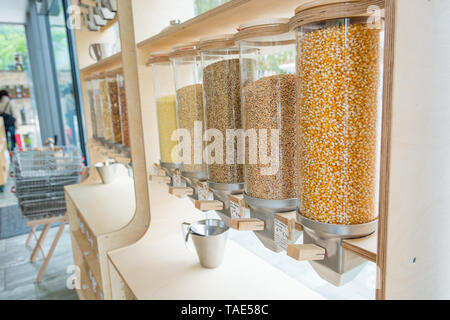 Dispenser für Bulk Einkaufen mit verschiedenen eco Zutaten Förderung null Abfall Lebensstil. Einkaufen ohne Kunststoff. Stockfoto