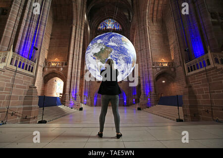 Gaia, ein 23 ft Replik des Planeten Erde hängt, auf der Kathedrale von Liverpool vor der Stadt River Festival. Die große Installation, erstellt von der britische Künstler Luke Jerram, verfügt über genaue und detaillierte Bilder von der NASA und ist auf dem Display zum ersten Mal irgendwo in der Welt. Stockfoto
