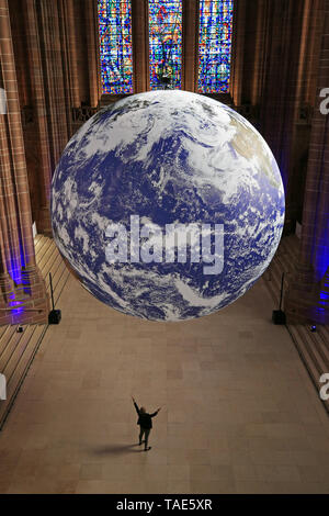 Gaia, ein 23 ft Replik des Planeten Erde hängt, auf der Kathedrale von Liverpool vor der Stadt River Festival. Die große Installation, erstellt von der britische Künstler Luke Jerram, verfügt über genaue und detaillierte Bilder von der NASA und ist auf dem Display zum ersten Mal irgendwo in der Welt. Stockfoto