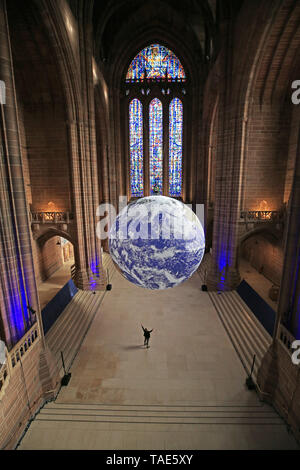 Gaia, ein 23 ft Replik des Planeten Erde hängt, auf der Kathedrale von Liverpool vor der Stadt River Festival. Die große Installation, erstellt von der britische Künstler Luke Jerram, verfügt über genaue und detaillierte Bilder von der NASA und ist auf dem Display zum ersten Mal irgendwo in der Welt. Stockfoto