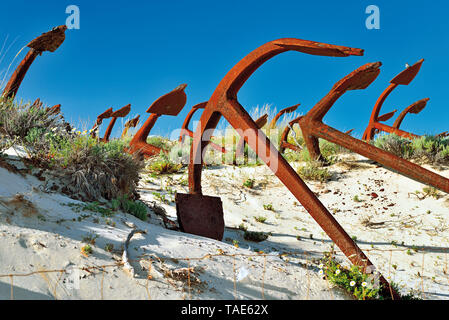 Dutzende von Anker in Sand dune Lügen kontrastieren mit blauer Himmel Stockfoto