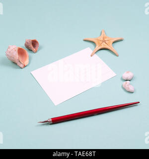 Women's traveler Zubehör: Korallen, Seesterne, Postkarte mit Kopie Raum, Stift auf Türkisfarbenem Hintergrund. Sommer Hintergrund. Flach, Übersicht Stockfoto