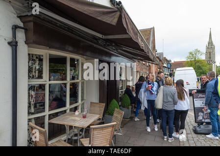 Menschen Geselligkeit und genießen Getränke Burger von Marlow Handwerker Bäckerei und Kaffee Zimmer, Marlow, Buckinghamshire. Stockfoto