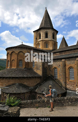 Pilger in der Kirche der Abtei von Sainte-Foy-de-Conques, in der Eure Abteilung, auf dem Jakobsweg (Santiago de Compostela), Òvoie du Pu Stockfoto