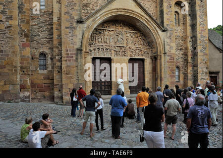 Pilger in der Kirche der Abtei von Sainte-Foy-de-Conques, in der Eure Abteilung, auf dem Jakobsweg (Santiago de Compostela), Òvoie du Pu Stockfoto