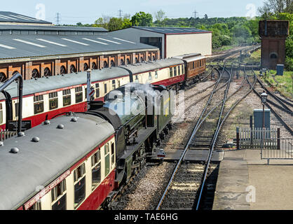 Südliche Dampflok 847 kommt an der Bluebell Railway an der Sheffield Park Station im East Surrey England Großbritannien mit einem Zug von Osten Grindsted Stockfoto