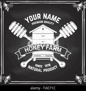 Honey Farm Abzeichen. Vektor an die Tafel. Konzept für T-Shirt, Druck, Stempel oder T-Stück. Vintage Typografie Design mit bienenkorb und Honig Pendelarm Silhouette. Retro Design für Honey Bee Farm Business Stock Vektor