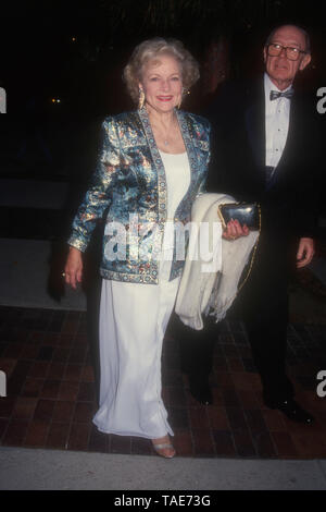 Westwood, Kalifornien, USA, 19. April 1994 Schauspielerin Betty White besucht 70. Geburtstag Party für Henry Mancini am 19. April 1994 an Pauley Pavillion an der UCLA in Westwood, Kalifornien, USA. Foto von Barry King/Alamy Stock Foto Stockfoto