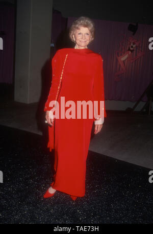 Westwood, Kalifornien, USA, 19. April 1994 Schauspielerin Barbara Billingsley besucht 70. Geburtstag Party für Henry Mancini am 19. April 1994 an Pauley Pavillion an der UCLA in Westwood, Kalifornien, USA. Foto von Barry King/Alamy Stock Foto Stockfoto