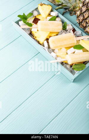 Hausgemachte Ananas Kokosnuss Eis am Stiel Stockfoto