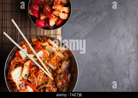 Kimchi Napa Kohl und Rettich in einer süßen und würzigen Beizen sauce Kkakdugi. Traditionelle koreanische knackig würzig fermentiertes Gemüse in Schalen Stockfoto