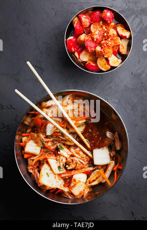 Kimchi Napa Kohl und Rettich in einer süßen und würzigen Beizen sauce Kkakdugi. Traditionelle koreanische würzige fermentiertes Gemüse in Schalen Stockfoto