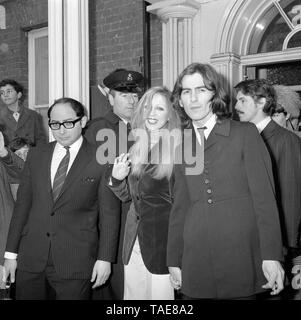 George Harrison, der Beatles, und seiner Frau Patti Boyd, der 250 £ an Esther und Walton Magistrates' Court, Surrey verurteilt wurden. Stockfoto