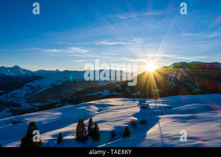 Winter Wonderland in den Alpen mit Blick auf die Berge bei Sonnenuntergang - Schnee. Luftaufnahme Stockfoto