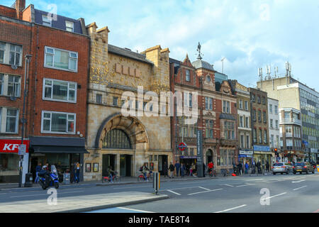 Fassade der Whitechapel Gallery und Aldgate East Station in East London Stockfoto