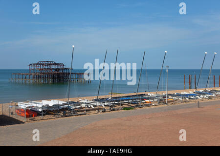 England, East Sussex, Brighton, Stahl Ruinen der ehemaligen West Pier an der Küste. Stockfoto