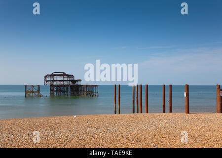 England, East Sussex, Brighton, Stahl Ruinen der ehemaligen West Pier an der Küste. Stockfoto