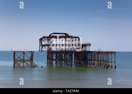 England, East Sussex, Brighton, Stahl Ruinen der ehemaligen West Pier an der Küste. Stockfoto