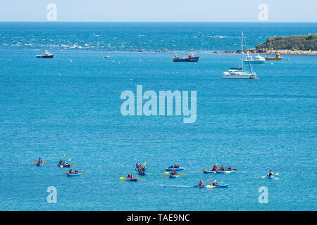 Junge Menschen, die sich in Wasser Aktivitäten im Meer in Swanage Bay in Dorset, Großbritannien, während eines heißen und sonnigen Tag am 22. Mai 2019. Stockfoto