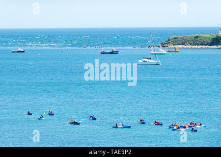 Junge Menschen, die sich in Wasser Aktivitäten im Meer in Swanage Bay in Dorset, Großbritannien, während eines heißen und sonnigen Tag am 22. Mai 2019. Stockfoto