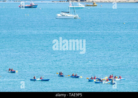 Junge Menschen, die sich in Wasser Aktivitäten im Meer in Swanage Bay in Dorset, Großbritannien, während eines heißen und sonnigen Tag am 22. Mai 2019. Stockfoto