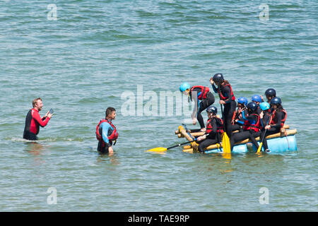 Junge Menschen, die sich in Wasser Aktivitäten im Meer in Swanage Bay in Dorset, Großbritannien, während eines heißen und sonnigen Tag am 22. Mai 2019. Stockfoto