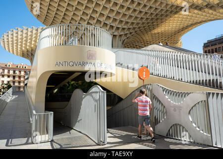 Eingang zur unteren Boden archäologische Darstellung und Veranschaulichung Ticketbüro im Metropol Parasol, La Encarnacion Platz, Sevilla, Andalusien, Spanien Stockfoto