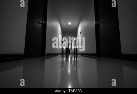 Perspektivische Ansicht der Hotelflur mit Deckenleuchte Licht. Flur und Hotel. Leere Passage entkommen zu verlassen. Interior Design Hotel Stockfoto