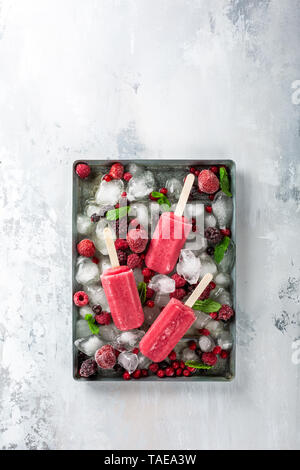 Hausgemachte Eis am Stiel Beere Stockfoto