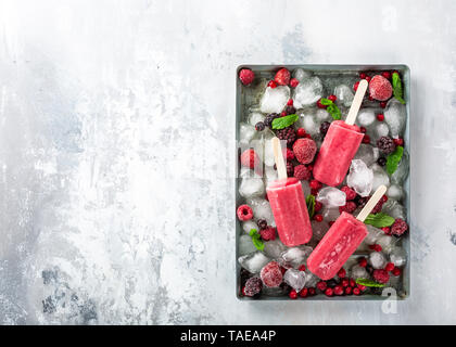 Hausgemachte Eis am Stiel Beere Stockfoto