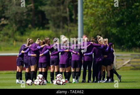 England Spieler in einer Unordnung während einer Schulung in St. George's Park, Burton. Stockfoto