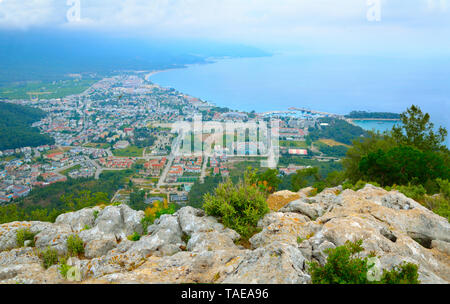 Bergblick nach Kemer an einem bewölkten Tag. Stockfoto