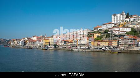 Blick auf die Altstadt Ribeira, Cais da Ribeira, Promenade mit bunten Häusern, Rio Douro, Porto, Portugal Stockfoto