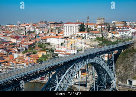 Blick auf die Stadt, Blick über Porto mit Ponte Dom Luis I, Brücke über den Fluss Rio Douro, Porto, Portugal Stockfoto