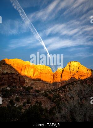 Berg der Sentinel wird von der Morgensonne, sunrise beleuchtet, Zion Canyon, Canyon Junction Brücke, Zion National Park, Utah, USA Stockfoto