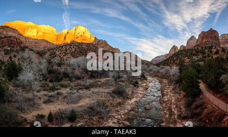 Fluss Virgin River fließt durch den Zion Canyon, Berg der Sentinel von der Morgensonne, sunrise beleuchtet ist, Canyon Junction Brücke, Zion National Stockfoto