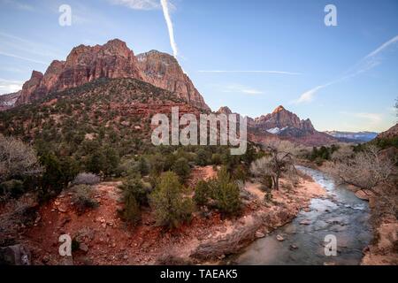 Fluss Virgin River fließt durch den Zion Canyon, links Mountain bridge Mountain, Canyon Junction Brücke, Zion National Park, Utah, USA Stockfoto