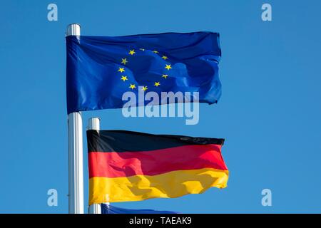 Wehende Flagge der Europäischen und der Deutschen Fahne, Mecklenburg-Vorpommern, Deutschland Stockfoto