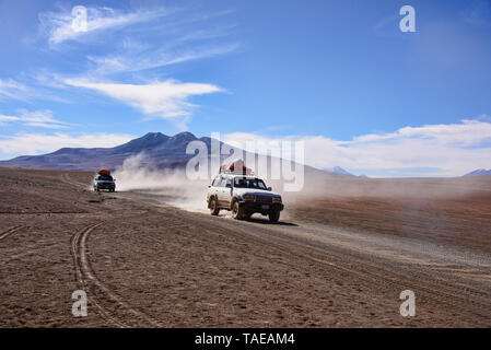 Off Road Touren auf den Salzebenen von Salar de Uyuni, Bolivien Stockfoto