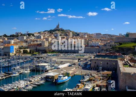 Alten Hafen Vieux Port, mit Basilika, Basilique Notre-Dame de la Garde, Altstadt, Marseille, Provence-Alpes-Cote d'Azur, Frankreich Stockfoto