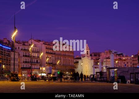 Dämmerung mit Kirche Eglise Saint-Ferreol les Augustins, alten Hafen Vieux Port, Marseille, Provence-Alpes-Cote d'Azur, Frankreich Stockfoto