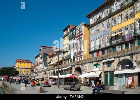 Cais da Ribeira, Promenade mit bunten Häusern, Rio Douro, Porto, Portugal Stockfoto